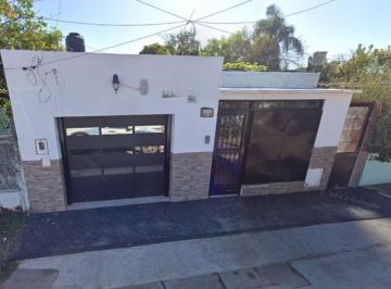 Casa · 78m² · 5 Ambientes · 1 Cochera · Casa en Venta con Dos Dorm., Cochera y Local