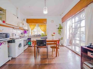 Casa · 168m² · 4 Ambientes · 3 Cocheras · Venta Casa con Jardin en Castelar Apto Credito