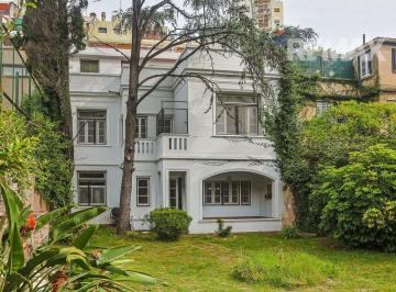 Casa · 364m² · 8 Ambientes · 1 Cochera · Casona 8 Amb. en Lote 10x35 | Parque y Pasaje