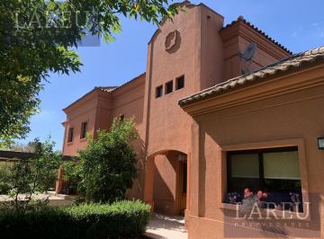Casa · 1500m² · 9 Ambientes · 4 Cocheras · Venta en La Berlina, Pilará.