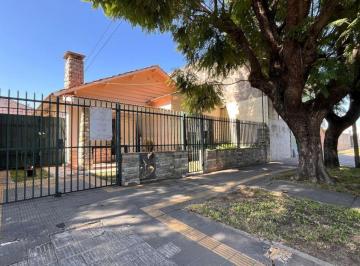 Casa · 99m² · 3 Ambientes · 1 Cochera · Casa en Venta en Temperley con Cochera y Patio