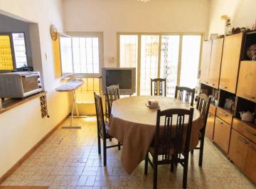 Casa · 120m² · 4 Ambientes · 1 Cochera · Casa 3 Dorm. Venta La Plata Apta Banco