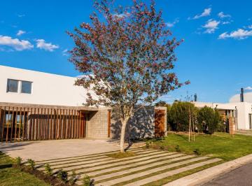 Casa · 195m² · 5 Ambientes · 3 Cocheras · Casa en Venta Em San Sebastian Area 9 Laguna Apto Credito