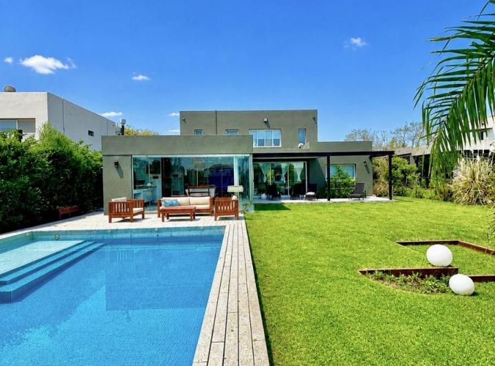 Casa · 180m² · 5 Ambientes · 2 Cocheras