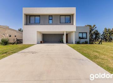 Casa · 266m² · 5 Ambientes · 2 Cocheras · Excelente Casa en Puerto Nizuc