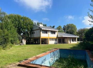 Casa · 150m² · 5 Ambientes · 2 Cocheras · Casa con Vista Al Golf Gran Terreno