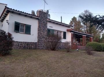 Casa · 388m² · 4 Dormitorios · Casa en Venta en Villa Parque Siquiman