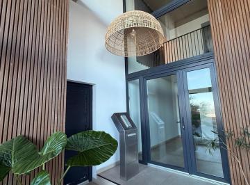 Departamento · 94m² · 4 Ambientes · Venta Semipiso de Tres Dorm., Frente Al Mar, m Monte Hermoso.