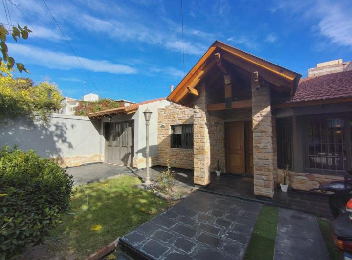 Casa · 147m² · 7 Ambientes · 2 Cocheras