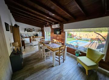 Casa · 80m² · 2 Ambientes · 3 Cocheras · Casa con Piscina, Quincho y Parque, a Una Cuadra del Mar