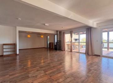 Casa · 166m² · 3 Ambientes · 2 Cocheras · Venta Casa 5 Ambientes con Pileta a Laguna en Escobar