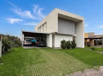 Casa · 300m² · 4 Ambientes · 4 Cocheras · Casa en Alquiler en La Morada