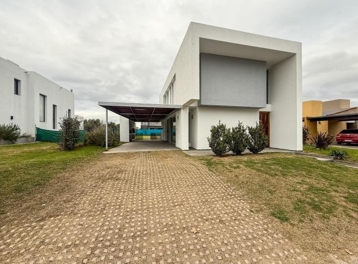 Casa · 300m² · 4 Ambientes · 4 Cocheras