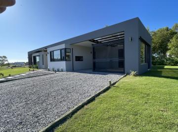 Casa · 135m² · 6 Ambientes · Venta de Casa en Colonia con 3 Dorm., Rio, Playa