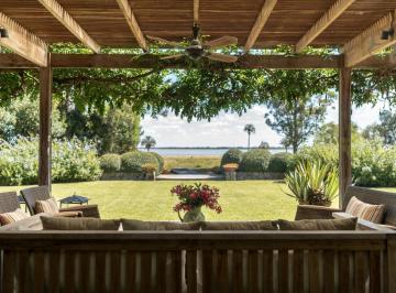 Casa · 9000m² · 6 Ambientes · 3 Cocheras · Venta de Casa en El Faro, Carmelo Uruguay