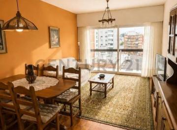 Departamento · 66m² · 2 Dormitorios · Venta Apartamento Pocitos Al Frente con Balcón 2 Dor 2 Baños Acepta Banco