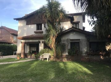 Casa · 255m² · 6 Ambientes · 1 Cochera · Excelente Casa en Venta en Tres de Febrero