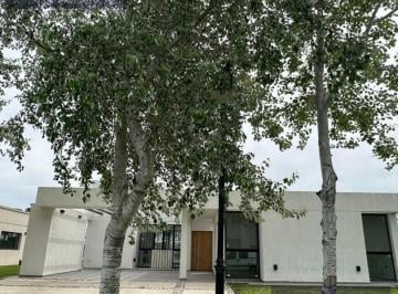 Casa · 161m² · 4 Ambientes · 3 Cocheras · Venta Casa 4 Ambientes en Haras del Sur III con Pileta y Amenities de Primera Calidad en El Barrio