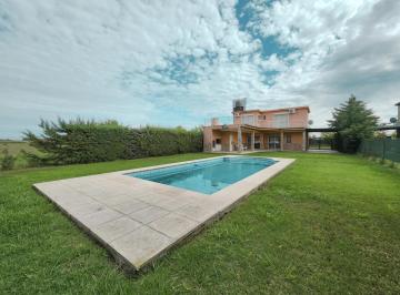 Casa · 154m² · 4 Ambientes · 1 Cochera · Casa de 2 Dorm. con Parrilla, Amplio Jardín y Pileta