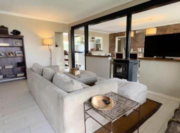 Casa · 432m² · 5 Ambientes · 1 Cochera · Casa en Adrogue