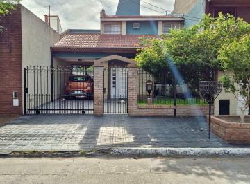 Casa · 250m² · 6 Ambientes · 3 Cocheras · Casa en Banfield Este