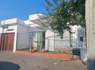 Casa · 69m² · 3 Ambientes · 1 Cochera · Venta Casa Quilmes