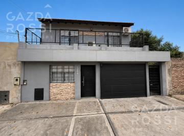 Casa · 438m² · 6 Ambientes · 1 Cochera · Casa en Adrogue