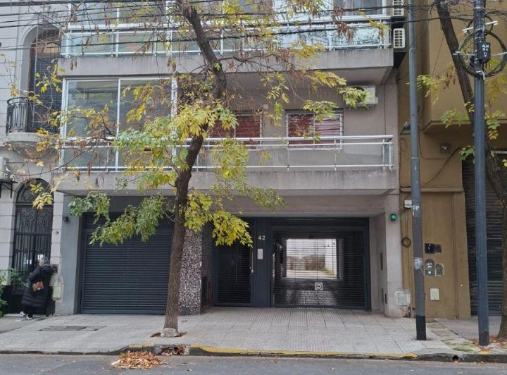 2 Ambientes Al Contrafrente con Cochera. Balcón Corrido con Parrilla. Baño y Toilette.