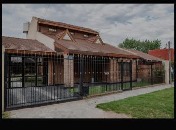 Casa · 91m² · 4 Ambientes · 5 Cocheras · Hermosa Casa 5 Ambientes en Paso del Rey