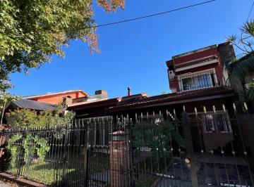 Casa · 193m² · 5 Ambientes · 1 Cochera · Chalet 10x30 Reciclado a Nuevo! 4 Amb/ Jardin