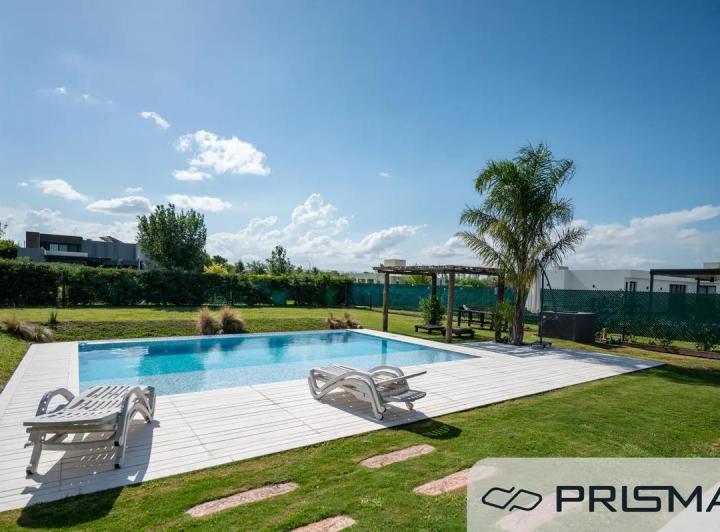 Casa · 320m² · 6 Ambientes · 2 Cocheras