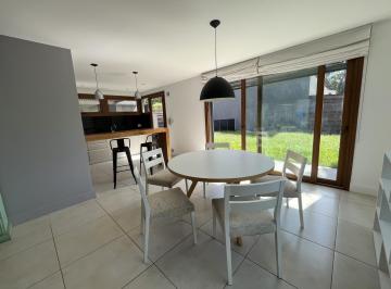 Casa · 170m² · 7 Ambientes · 3 Cocheras · Casa 487 y 26 Casa en Alquiler Gonnet