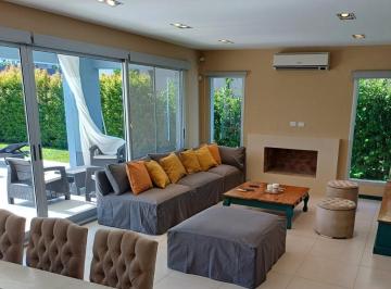 Casa · 270m² · 5 Ambientes · 5 Cocheras · Casa Al Lago en Alquiler Temporal