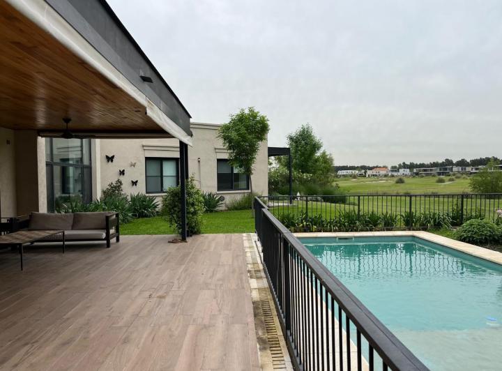 Casa · 334m² · 7 Ambientes · 4 Cocheras