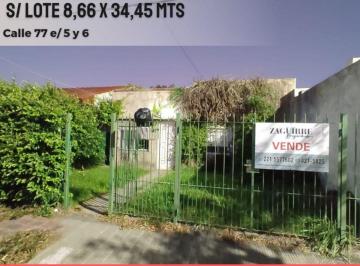 Casa de 3 ambientes, La Plata · 77 E/ - 5 y 6. Vendo Casa 2 Dorm. y Dependencias, Fondo con Verde Sobre Lote 8,66 X 34,45