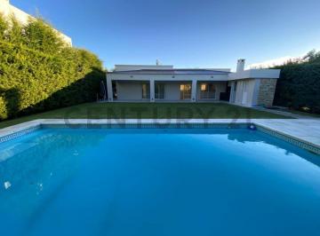 Casa · 145m² · 4 Ambientes · 2 Cocheras · Casa con Pileta Parquizada en Pleno Santa Guadalupe