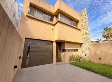 Casa · 200m² · 4 Ambientes · 1 Cochera · Venta Casa 3 Dorm. con Cochera y Jardin. Barrio Alberdi