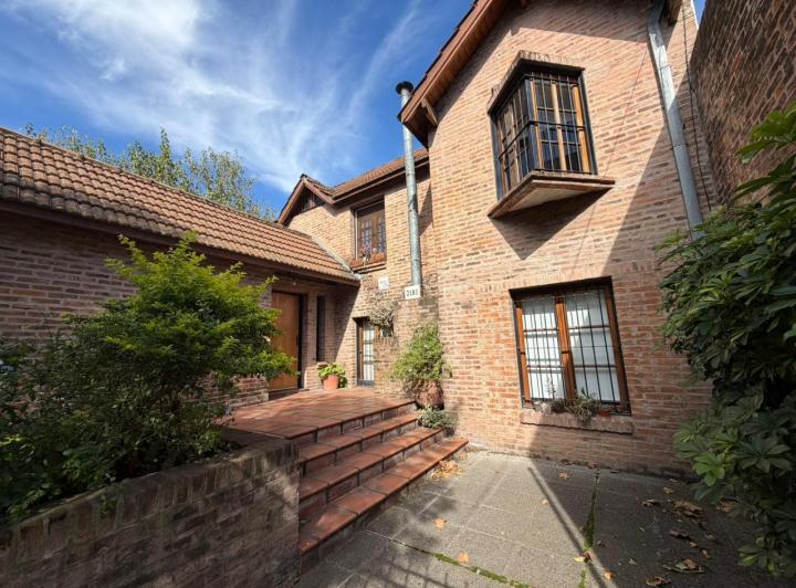 Casa · 250m² · 5 Ambientes · 1 Cochera