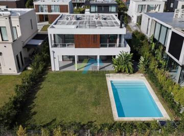 Casa · 290m² · 5 Ambientes · 2 Cocheras · Casa en Venta en Carpinchos, Nordelta, Tigre
