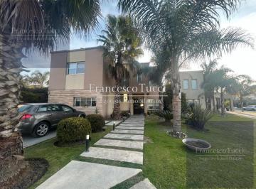 Casa · 273m² · 4 Ambientes · 4 Cocheras · Casa en Haras Maria Victoria