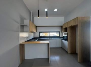 Casa · 145m² · 5 Ambientes · 2 Cocheras · Casa 3 Dorm en Venta en Docta