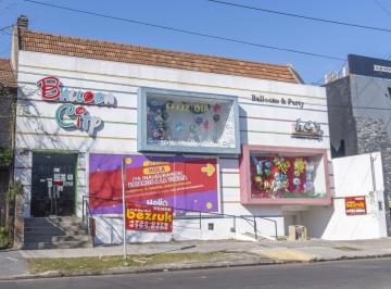Local comercial · 251m² · 5 Ambientes · 2 Cocheras · Local en Alquiler, en Martínez
