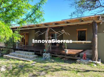 Casa · 150m² · 3 Ambientes · 1 Cochera · Casa de Adobe en Entorno Natural, Galería Amplia Al Parque | Camino Al Dique | Villa de Las Rosas
