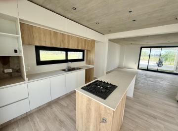 Casa · 180m² · 4 Ambientes · 2 Cocheras · Casa en Vida Club de Campo