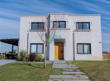 Casa · 343m² · 7 Ambientes · 2 Cocheras · Casa en Venta en Costas, Puertos, Escobar