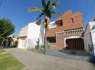 Casa · 328m² · 5 Ambientes · 2 Cocheras · Excelente Chalet en Dos Plantas con Pileta Climatizada y Quincho en Banfield Este