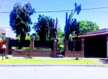 Casa · 120m² · 3 Ambientes · 1 Cochera · Casa 3 Amb. en Lote de 410 m² con Gran Jardín, Garaje y Ubicación Ideal en Parque Leloir