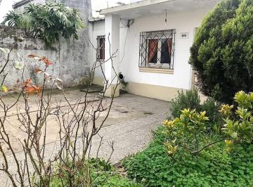 Casa · 70m² · 4 Ambientes · 1 Cochera · Venta Casa 4 Ambs. Fondo Libre. Jardín Al Frente