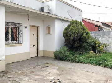 Casa · 70m² · 4 Ambientes · 1 Cochera · Venta Casa 4 Ambs. Jardín. Fdo Libre. Apto Credito