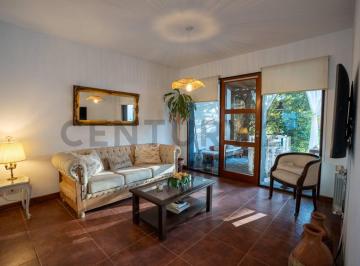 Casa · 190m² · 4 Ambientes · 2 Cocheras · Casa en Venta en City Bell 3 Dorm.